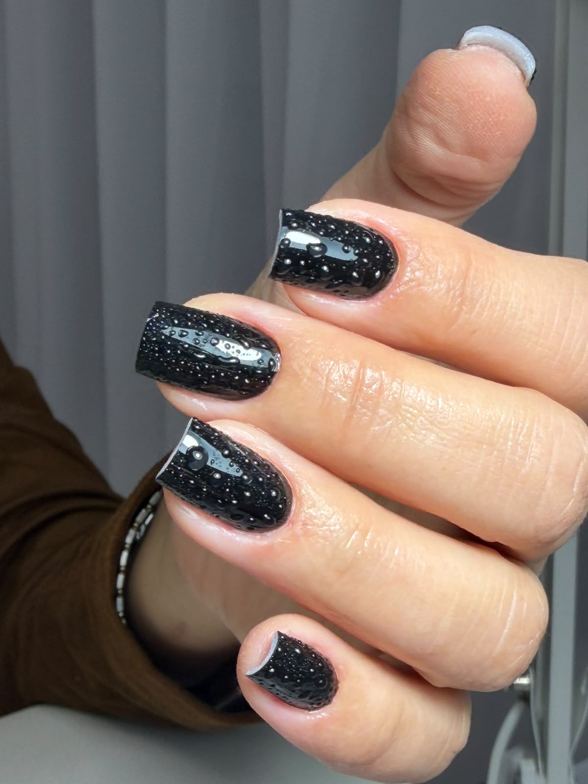 Manichiură neagră realizată cu produse BABUF în salon