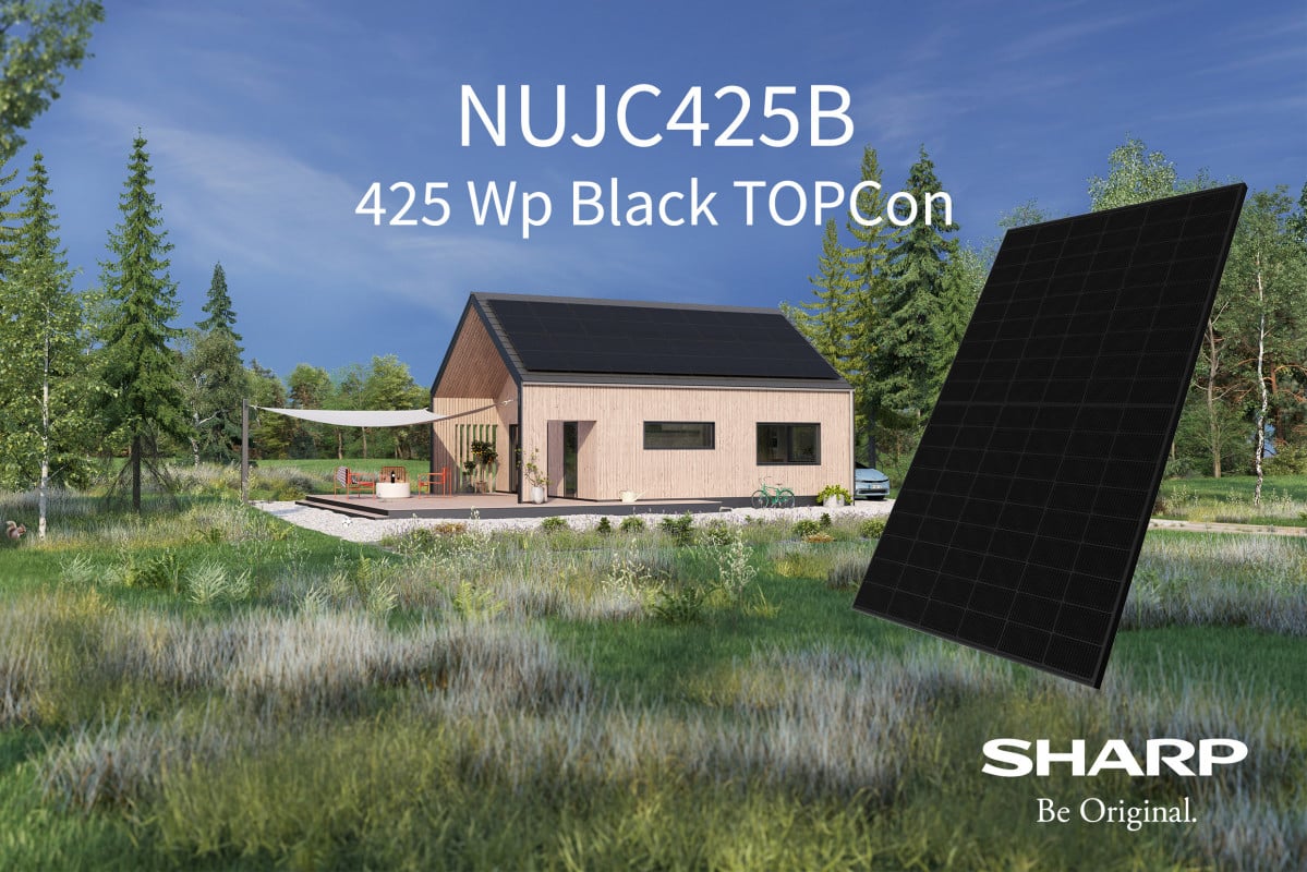 Sharp dezvăluie un panou fotovoltaic complet negru de ultimă generație, cu creștere suplimentară în wați
