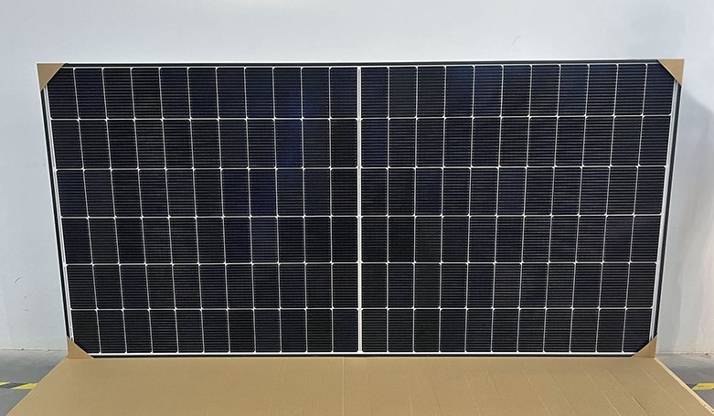 Leapton dezvăluie panoul solar TOPCon de 585 W cu cadru din fibră de sticlă