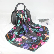Esarfa eleganta din matase satinata, cu design floral, model 62