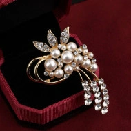 Brosa eleganta cu cristale si perlute, model floare