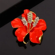 Brosa eleganta cu cristale, model floare