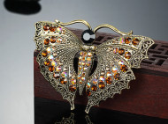 Brosa eleganta cu cristale, model fluture