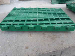 Plastična rešetka za krmače