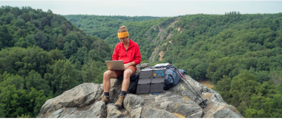 Utilizare panou solar BLUETTI SORA 60 &icirc;n natură cu laptop