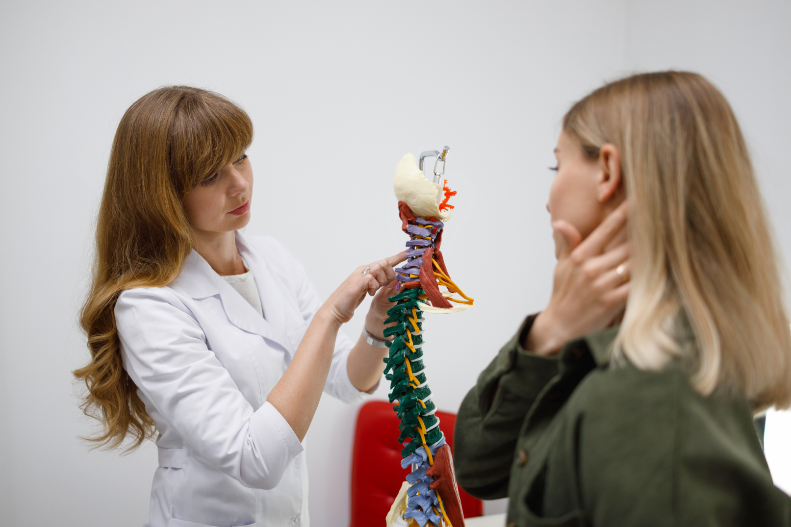 Spondiloza cervicală: Cauze, simptome, tratament și prevenție