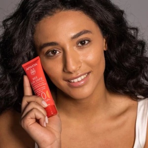 Crema cu protectie solara SPF50 coloranta anti-pete si anti-imbatranire Golden Bee Sun Safe, 50ml, Apivita - Img 2