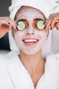 Tânără cu masca Exfoliate Sereskin aplicată pe față, pentru exfoliere și curățare