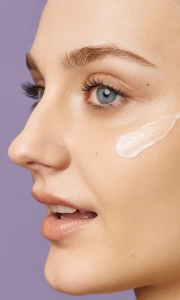 Cremă Repair Sereskin, textură cremoasă aplicată pe obraz pentru ten calmat