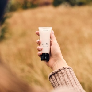 Cremă de mâini Au Lait cu ovăz și mușețel, tub pentru hidratare bogată