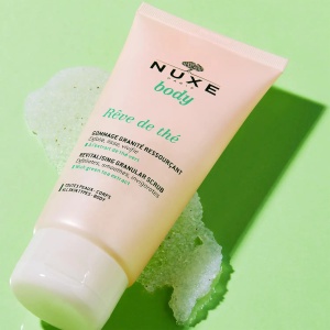 Exfoliant granular revitalizant pentru corp Reve de The, 150ml, NUXE - Img 2