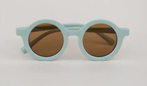 Ochelarii de soare Little Prints sunt exact ceea ce trebuie atunci cand vine vorba de alege sa fi fashion si in centrul atentiei! Alege din selectia larga de culori pastelate perechea preferata. Sunt potriviti atat pentru baietei cat si pentru fe