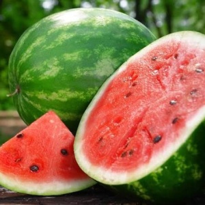 Pepene verde Crimson Sweet întreg și tăiat