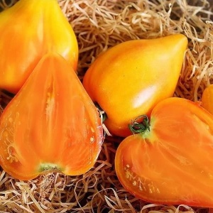 tomate inima de Bou portocalie intregi si taiate