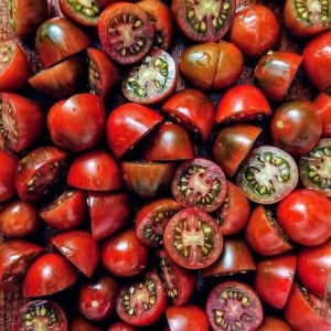 Roșii Black Plum tăiate, cu textură cărnoasă și puține semințe, excelente pentru sosuri și pastă.