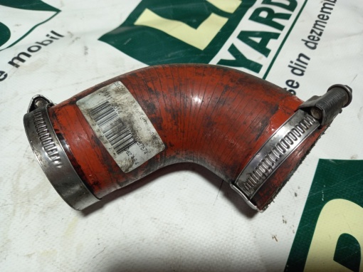 Elbow red connector turbine-inercooler 2.2 TD4/SD4 LR02424632
