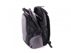 Posebna prednost koju ovaj model ima jeste pregrada za laptop koja štiti od oštećenja, organizer za sitnice, kao i džep   od specijalnih materijala protiv grebanja staklenih površina.